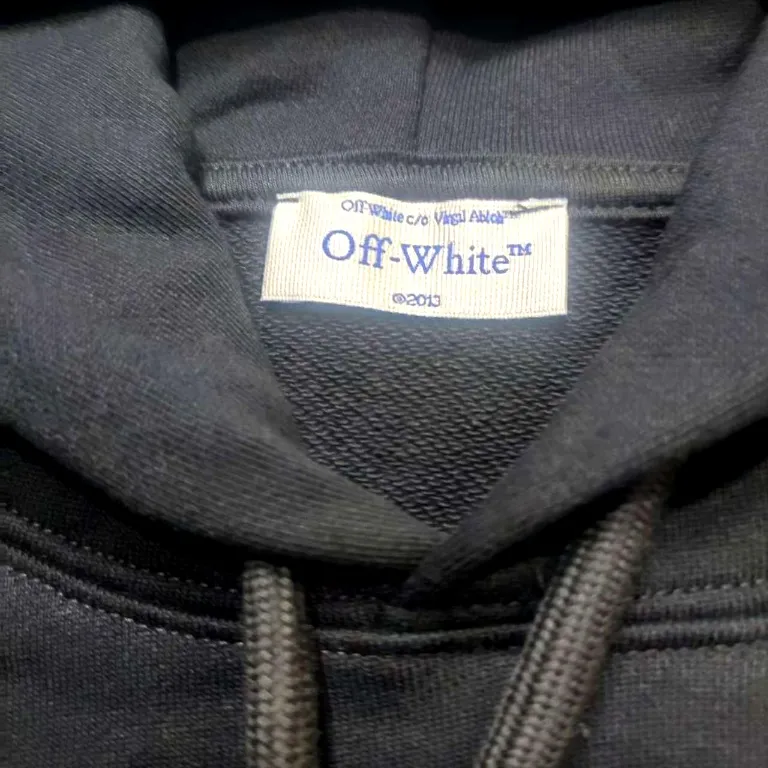Top tested version OFF New No. 23 WHITE Hooded Sweatshirt OW Jacket Trendy Brand Couple Men's and Women's Hoodie As a street fashion art in the luxury ranks, off white has always attracted many fans with its classic logo and trendy creativity. Not only is it an understanding of fashion, off white also intuitively reflects ♻️ environmental awareness in many works, and treats the world gently.  The kangaroo pocket adopts a special machine crimping process with externally shaped wiring. The brim of the hat adopts a threaded design and is patterned more than 10 times. Can perfectly restore the original effect. Printing process, clear picture. The white glue base ensures the firmness of the printing, and machine washing is stress-free. The fabric is made of 480g terry cotton fabric with full drape.  Color: Black Size: XS-L P:410
